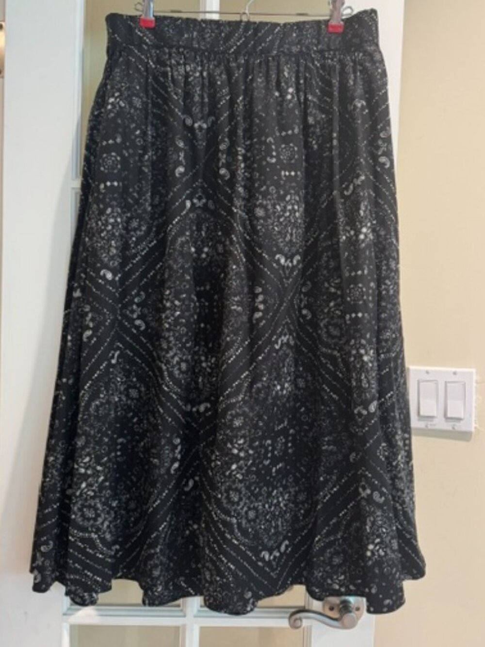 NWT Simply Vera Vera Wang Pull on Black and White Midi-Skirt